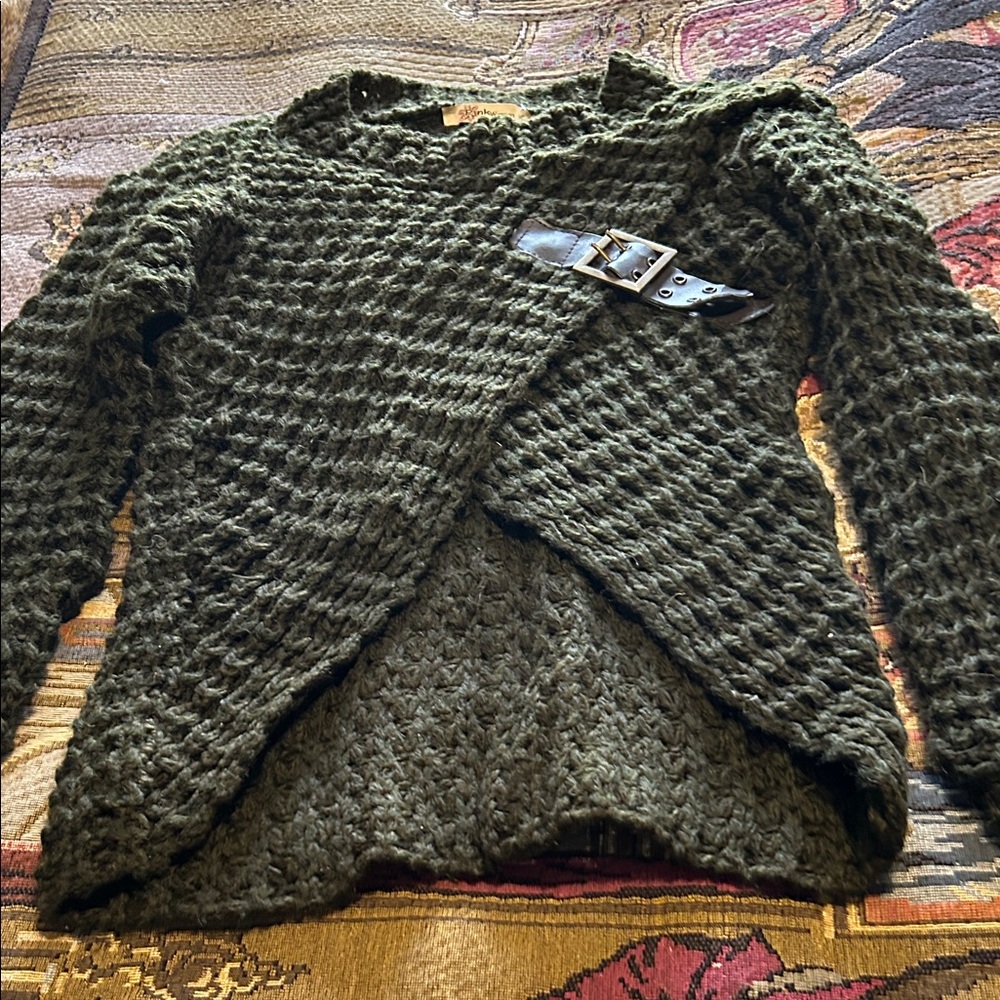 Chunky Knit Brown Sweater with Buckle Detail
Made in Italy! 50% wool